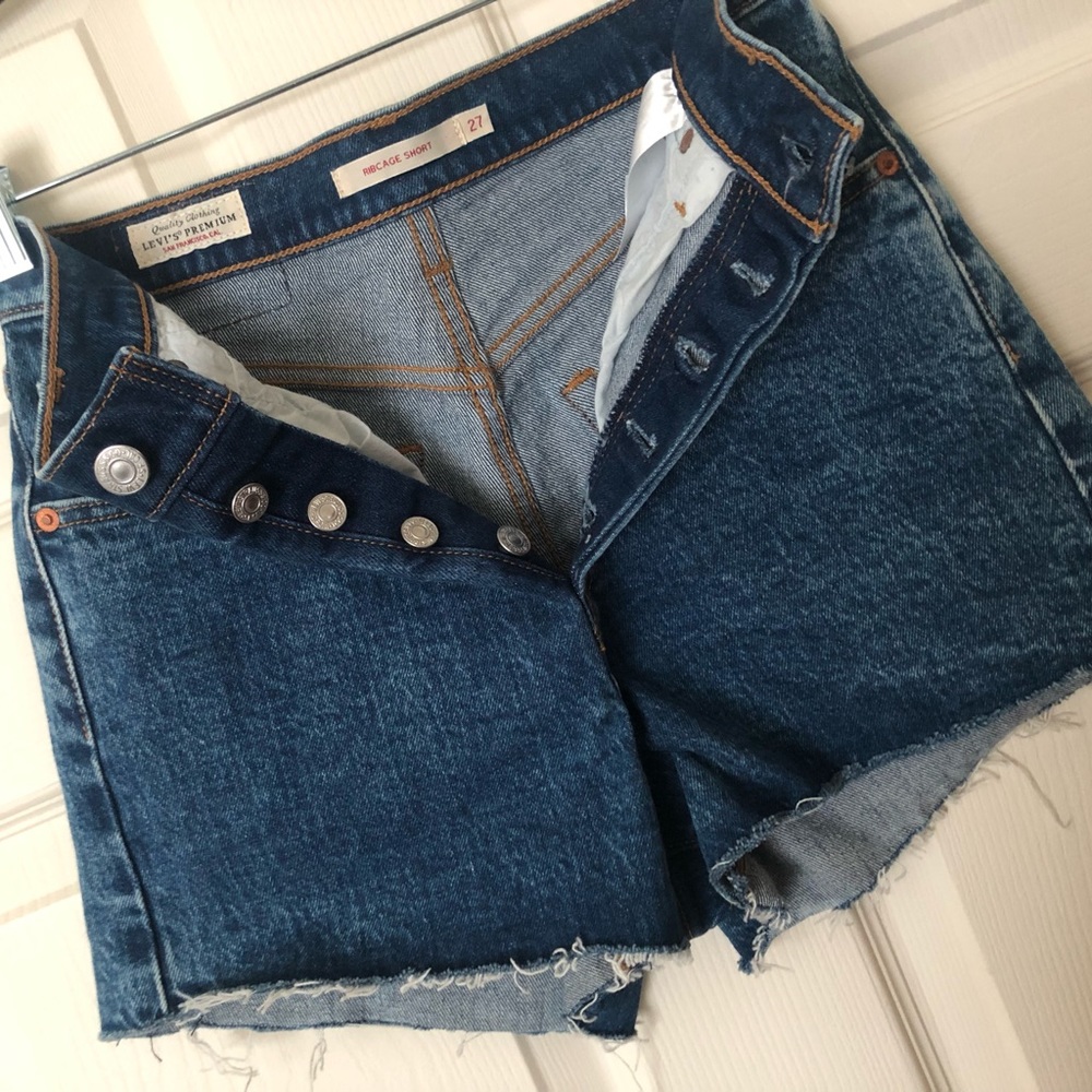 Lulus🖤Levi’s Ribcage Shorts - Picture 8 of 16